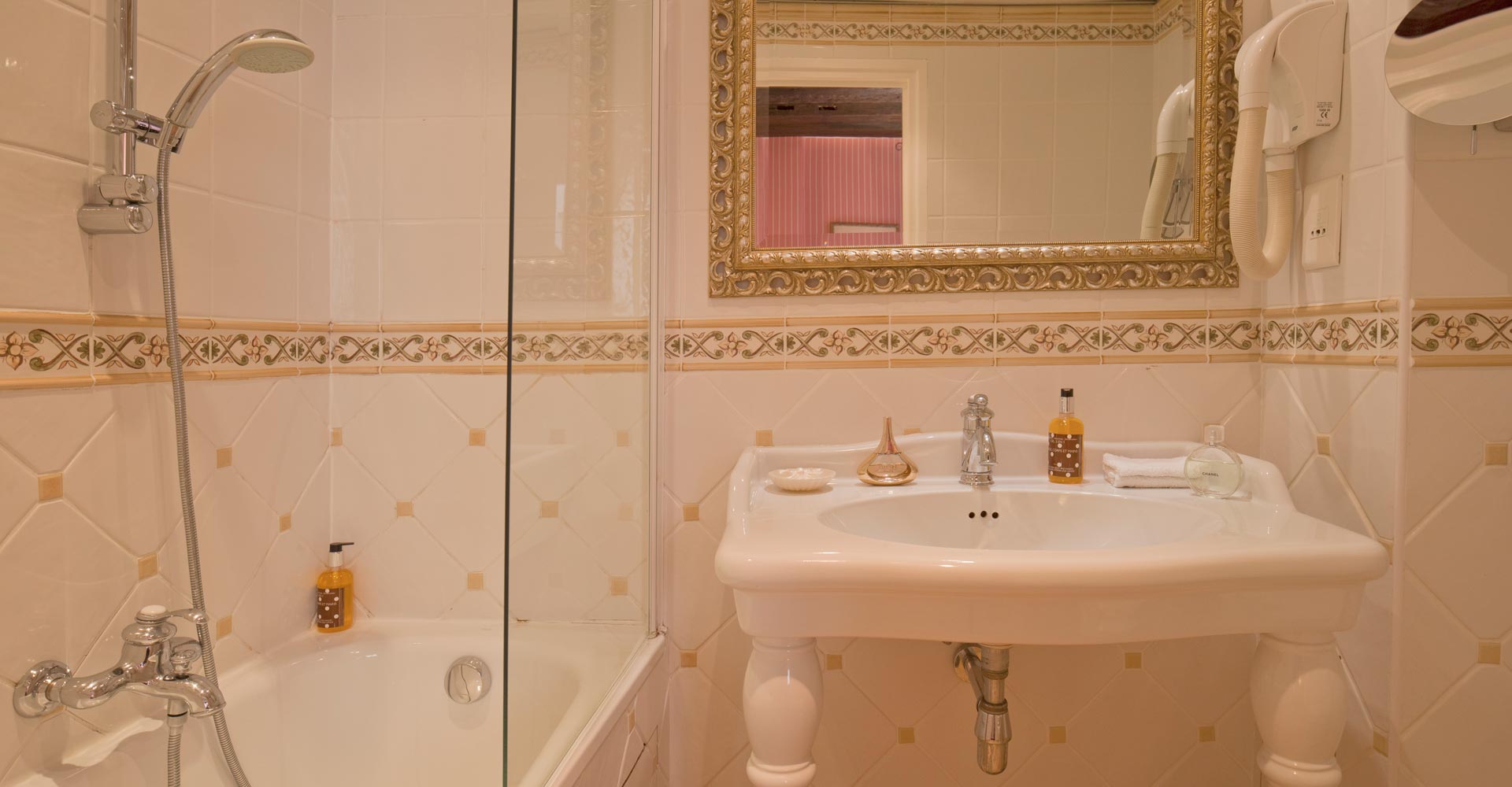 Hotel Beaubourg - Bathroom