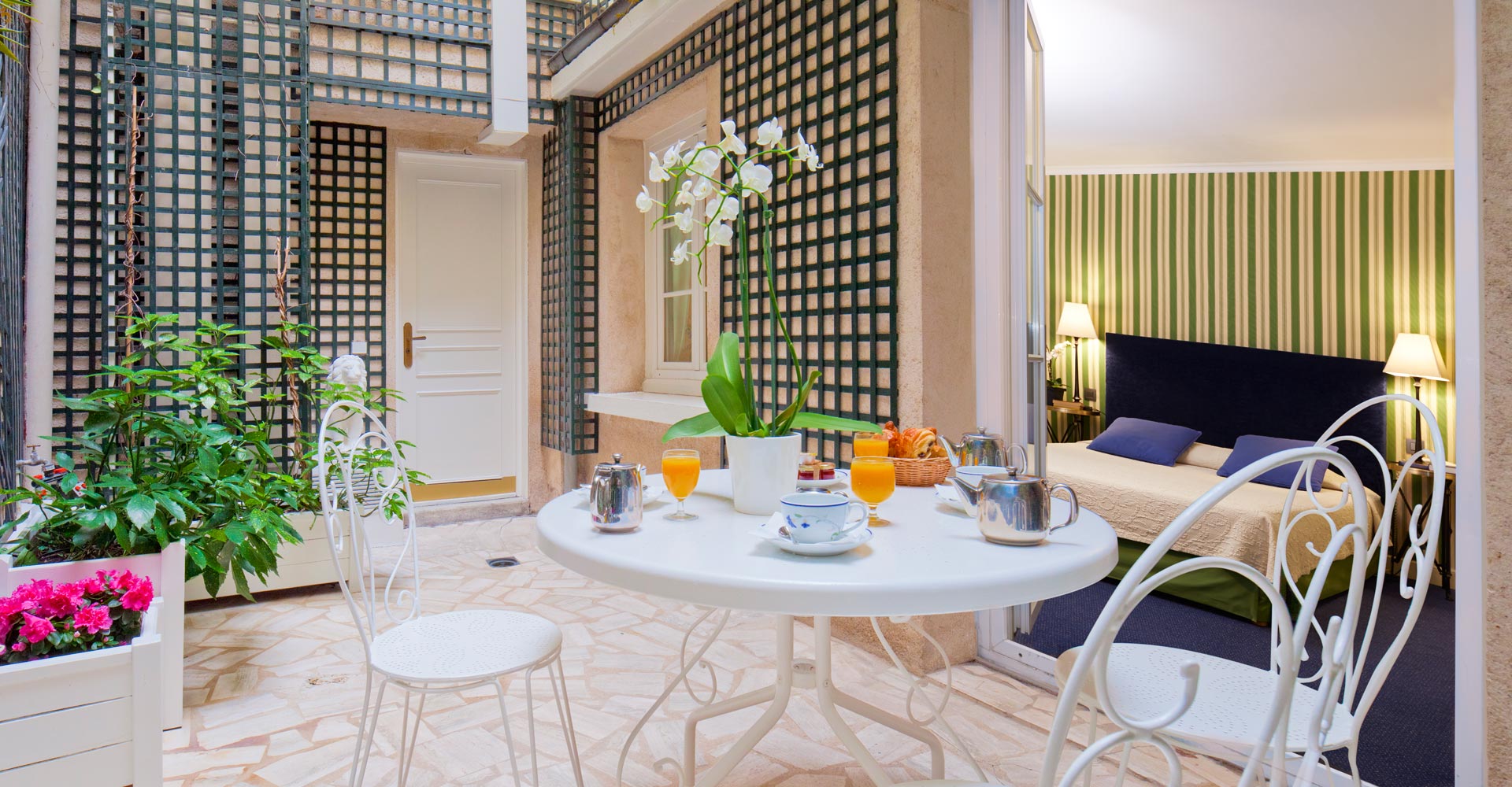 Hotel Beaubourg - Breakfast on the terrasse